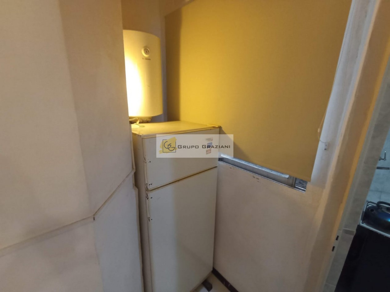 Excelente departamento de 3 ambientes ,contrafrente , inmejorable ubicacion .-