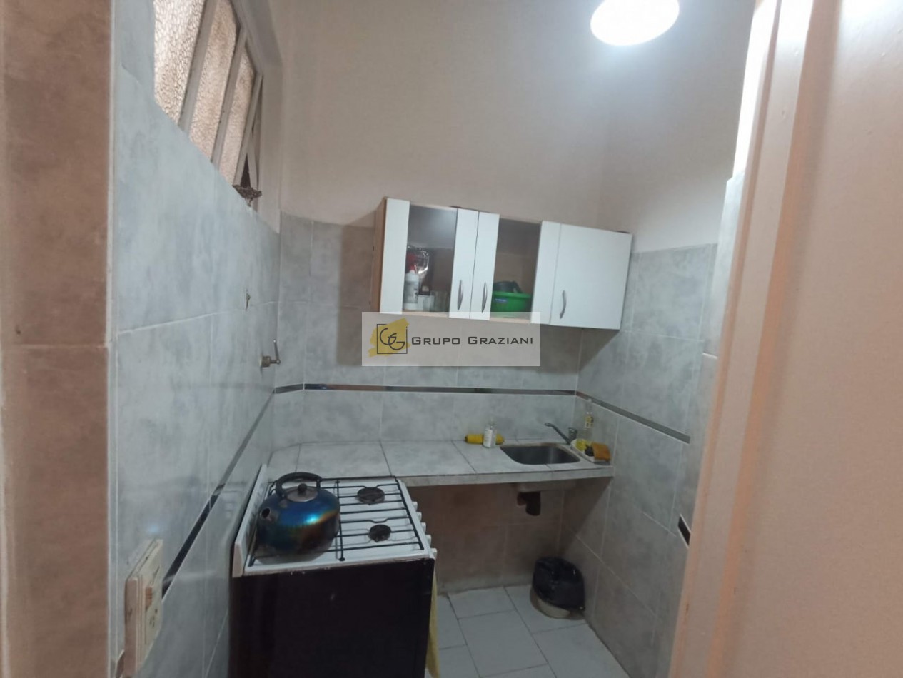 Excelente departamento de 3 ambientes ,contrafrente , inmejorable ubicacion .-