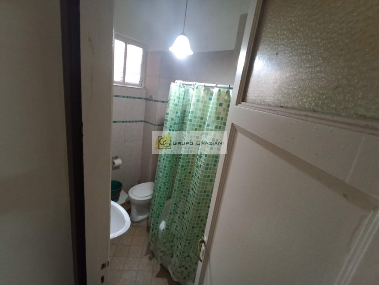 Excelente departamento de 3 ambientes ,contrafrente , inmejorable ubicacion .-