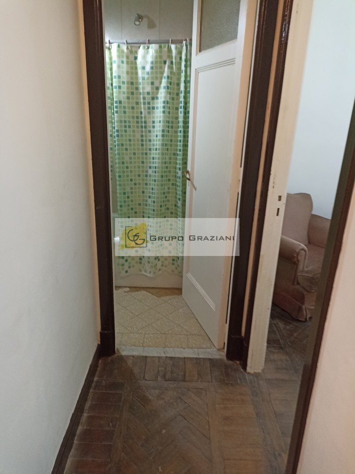 Excelente departamento de 3 ambientes ,contrafrente , inmejorable ubicacion .-